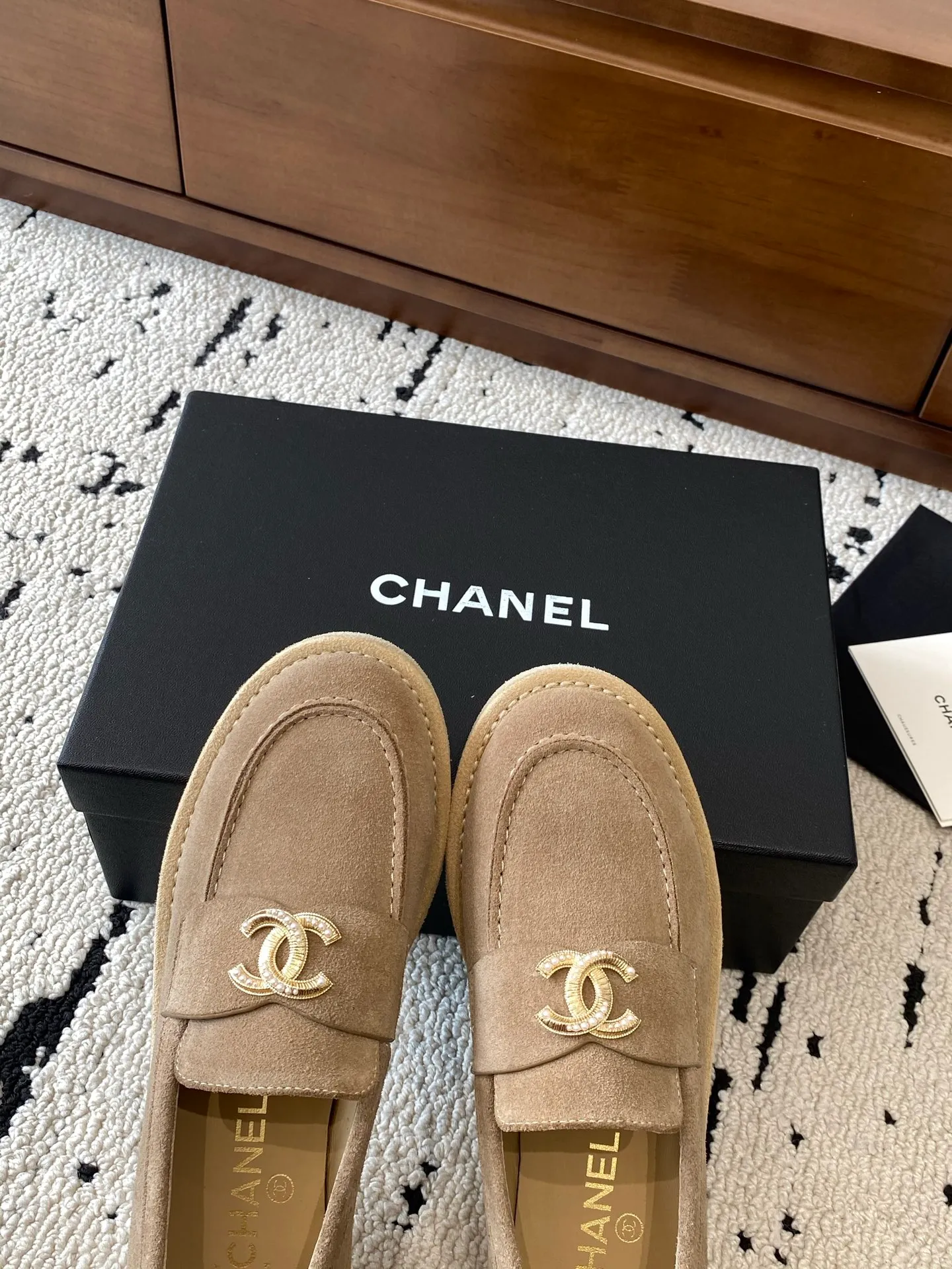 👟👟Ex-factory price 620👟👟Higher version 🍀2025 autumn and winter new Chanel Chanel entrance hardware buckle, Loaf lazy shoes, can be worn all year round. No matter when you wear it, it is very high-end and durable. Go shopping and attract attention on the street! Easily travel between commuting and leisure occasions, and become a carefree fashionable and elegant woman ~ Upper: cowhide/cow nubuck leather/open edge beads Inner: lambskin Sole: Italian raw rubber outsole leather strip Code number: 35-39 (40/41 customized, non-refundable and non-exchangeable 👉 Buy now👉 Buy now👉 Buy now👉